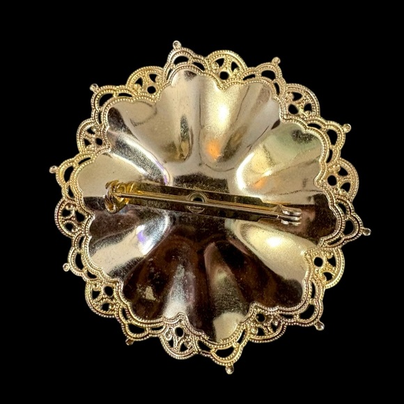 RARE Vintage Gold Floral Enamel Filigree Brooch - Red & White with Navy Center - Picture 6 of 7